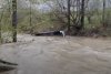 O mașină a fost luată de ape, în pârâul Pesceana din Vâlcea. Intervenţie de urgenţă a salvatorilor 826731