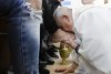 Papa Francisc a spălat în Joia Mare picioarele a 12 tineri deținuți, din mai multe țări, inclusiv România 827348