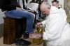 Papa Francisc a spălat în Joia Mare picioarele a 12 tineri deținuți, din mai multe țări, inclusiv România 827349