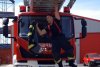 Imagini inedite cu un pompier din Argeș care se echipează în timp ce stă agățat de scară 829036