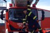 Imagini inedite cu un pompier din Argeș care se echipează în timp ce stă agățat de scară 829037
