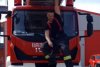 Imagini inedite cu un pompier din Argeș care se echipează în timp ce stă agățat de scară 829039