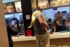 Un bărbat a intrat cu un şarpe uriaş la gât, într-un fast-food din România 830498