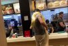 Un bărbat a intrat cu un şarpe uriaş la gât, într-un fast-food din România 830501