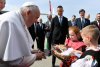 Papa Francisc și-a început vizita în Ungaria | Liderul de la Vatican a mers cu dificultate, în baston, pe covorul roșu 830991