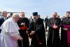 Papa Francisc și-a început vizita în Ungaria | Liderul de la Vatican a mers cu dificultate, în baston, pe covorul roșu 830992