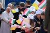 Papa Francisc și-a început vizita în Ungaria | Liderul de la Vatican a mers cu dificultate, în baston, pe covorul roșu 830993