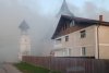 Incendiu uriaş la o casă parohială din satul Cut, judeţul Neamţ. Zeci de pompieri s-au luptat şapte ore cu flăcările 831172