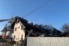 Incendiu uriaş la o casă parohială din satul Cut, judeţul Neamţ. Zeci de pompieri s-au luptat şapte ore cu flăcările 831173
