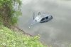 Mașină căzută în lac, în Mehedinți. Doi bărbați au reușit să se salveze în ultimul moment 833179