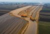 Sute de muncitori cu peste 250 de utilaje lucrează la Autostrada Moldovei A7 837378
