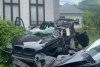 Un tânăr a murit pe loc într-un BMW distrus după impactul cu un tei, o maşină, un gard şi o casă, într-un teribil accident în Argeş 839724