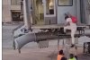 Panică la un aeroport, după ce un pasager, care a ratat îmbarcarea, a căzut pe pistă încercând să ajungă la avion, în Spania 840768