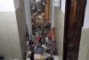 Cadavre de câini și munți de gunoaie, găsite în apartamentul unei femei din București | ”A fost văzută săpând o groapă lângă bloc” 840874