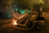 A treia noapte de violențe extreme în Franța. Protestatarii furioși au incendiat mai multe mașini și clădiri publice 843728