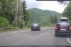 Un șofer din Argeș a încercat să lovească o ursoaică cu pui, cu mașina, pe Transfăgărășan. Cu o mână pe volan, cu cealaltă filma 844072