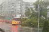 Cod portocaliu de furtună în București: Linii de tramvai blocate și copaci căzuţi pe mașini 844683