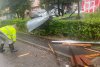 Furtuna puternică a făcut prăpăd în Hunedoara. Maşini distruse, copaci smulşi și acoperişuri luate de vânt 846107