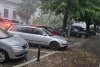 Furtuna puternică a făcut prăpăd în Bistrița. Un copac a căzut peste o mașină în care se aflau două fete | Operațiune de salvare cu militari 846368