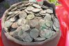 "Ne-au dat lacrimile de bucurie" | Tezaur monetar, vechi de 500 de ani, descoperit de trei bărbaţi într-o pădure din Bihor 846625
