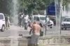 Momentul în care un bărbat s-a dezbrăcat și făcut baie în fântânile din Piața Unirii, în București. Omul n-a mai suportat căldura 847155