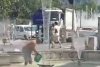 Momentul în care un bărbat s-a dezbrăcat și făcut baie în fântânile din Piața Unirii, în București. Omul n-a mai suportat căldura 847157