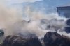 Incendiu la o fermă din Gorj: Baloți de paie cuprinși de flăcări. Pompierii intervin de urgență 847498