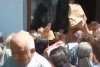 Imaginile umilinţei la o biserică din Pitești. Oamenii s-au călcat în picioare pentru o icoană şi o pungă cu mâncare 847691