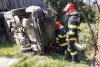 Un șofer a fost la un pas de moarte, după ce a ieșit de pe șosea și a plonjat de la 4 metri înălțime direct într-o curte, în județul Cluj 848168