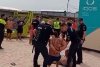 Bătaie între turişti pe o plajă din Costineşti. Scandalagii au fost încătuşaţi  852259