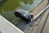 Accident grav în București. O mașină a intrat într-un stâlp de iluminat și a rămas suspendată deasupra lacului Străulești 852553