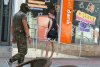 Panică în centrul orașului Târgu Jiu: Un bărbat s-a plimbat printre trecători cu un pistol la vedere și îmbrăcat în haine de militar 853225