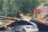 Fenomenele meteo extreme au făcut ravagii în mai multe judeţe din ţară. Acoperişuri smulse, copaci căzuţi, maşini distruse 855267