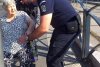 O femeie în scaun cu rotile, căzută în apropiere de linia de tramvai, a fost salvată de jandarmii bucureșteni | ”Felicitări, băieți, tot respectul”  856724