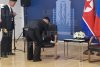 Scaunul lui Kim Jong-un la întâlnirea cu Vladimir Putin a fost stropit minute în șir cu o substanță necunoscută | Presa rusă: "O problemă de viață și de moarte!" 858090