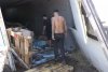 "Hai la caşcaval!" | Un TIR plin cu caşcaval, care a luat foc şi s-a răsturnat, a fost luat cu asalt de localnicii din Mehedinţi 859615
