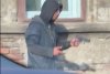 Tânăr surprins în timp ce amenința trecătorii cu un pistol, la Timișoara. Echipa Antena 3 CNN a sunat la 112 860038