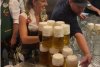 O chelneriță a devenit virală pe internet după ce a fost filmată ridicând 13 halbe cu bere: ”Clienții comandă mai mult doar ca să mă vadă”  860134