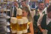O chelneriță a devenit virală pe internet după ce a fost filmată ridicând 13 halbe cu bere: ”Clienții comandă mai mult doar ca să mă vadă”  860135