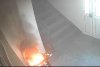 Copil filmat când dă foc unui căruţ şi provoacă un incendiu uriaş într-un bloc din Tecuci 864099