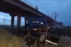 Un TIR a căzut de pe podul de trecere peste calea ferată, pe DN2. Circulația feroviară este oprită 864314