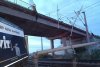 Un TIR a căzut de pe podul de trecere peste calea ferată, pe DN2. Circulația feroviară este oprită 864315