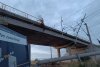 Un TIR a căzut de pe podul de trecere peste calea ferată, pe DN2. Circulația feroviară este oprită 864316