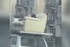 Amenda primită de un şofer care a transportat un bărbat întins pe o canapea pusă pe plafonul maşinii, în Italia 867619