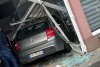 Accident grav în Maramureș. Șoferul unui BMW a ajuns cu mașina într-un salon de înfrumusețare 867846
