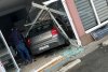 Accident grav în Maramureș. Șoferul unui BMW a ajuns cu mașina într-un salon de înfrumusețare 867847