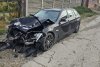 Un şofer începător cu BMW a intrat cu aproape 200 de km/h într-o maşină parcată, care s-a înfăşurat în jurul unui stâlp 867766