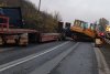 Accident grav pe DN7, în județul Arad. O tânără a murit şi o alta a fost grav rănită după ce un buldoexcavator a căzut de pe trailer direct pe mașina în care se aflau 871298