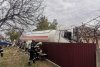 O cisternă din Ucraina a lovit două mașini, a rupt doi stâlpi de electricitate și o conductă de gaz, apoi s-a oprit în curtea unei case, la Iaşi 871249