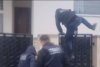 Exces de zel la ridicarea primarului Cherecheş: Unul din poliţişti a sărit gardul, deşi poarta era deschisă 871153